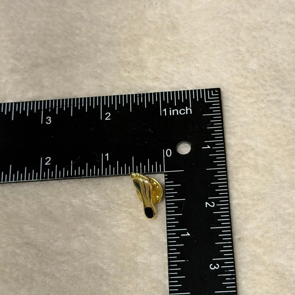 North Carolina Tar Heel Gold Tone Vintage Lapel Pin F12